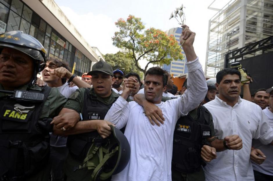 Un tribunal de Caracas dict&oacute; orden de captura contra L&oacute;pez el pasado mi&eacute;rcoles acus&aacute;ndole de m&uacute;ltiples cargos, entre ellos, homicidio y terrorismo, tras los incidentes que desembocaron en tres muertos y decenas de heridos al final de una manifestaci&oacute;n estudiantil y opositora. Foto AFP