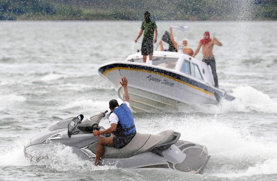 La Marina de Brasil hace simulacros de seguridad en el lago Parano&aacute; de Brasilia, la capital del pa&iacute;s. (Foto: AFP)&nbsp;