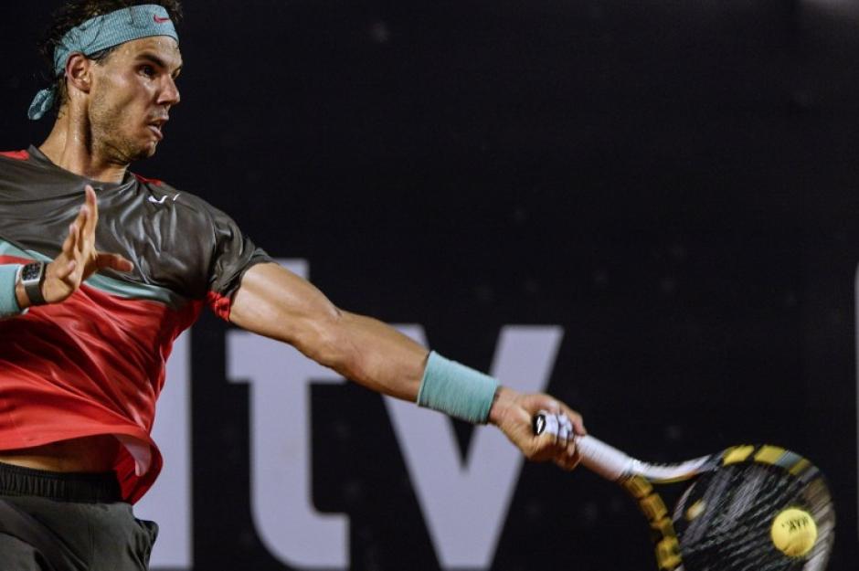 Nadal golpea la pelota durante el segundo set de la final ante el ucraniano Alexandr Dolgopolov. (Foto: AFP)