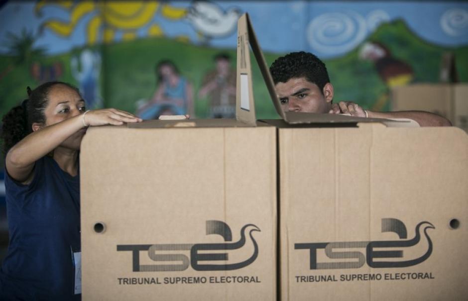 Las urnas electorales son instaladas en los diversos centros de votaci&oacute;n por personal del Tribunal Supremo Electoral de El Salvador en la v&iacute;spera de la segunda vuelta electoral por la presidencia de este pa&iacute;s disputada entre ARENA y el FMLN. &nbsp;(Foto: AFP)