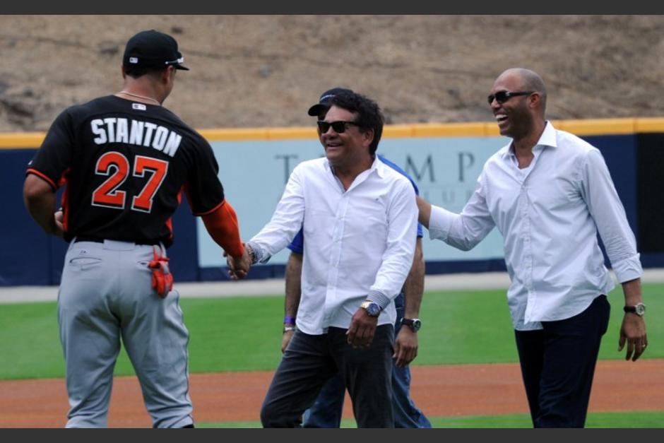 Roberto Mano de Piedra Duran&nbsp;&nbsp; junto a Mariano Rivera saludan a Stanton de los Marlins en la "Serie en Honor a la Leyenda", jugada en ciudad de Panam&aacute;. (Foto: AFP)