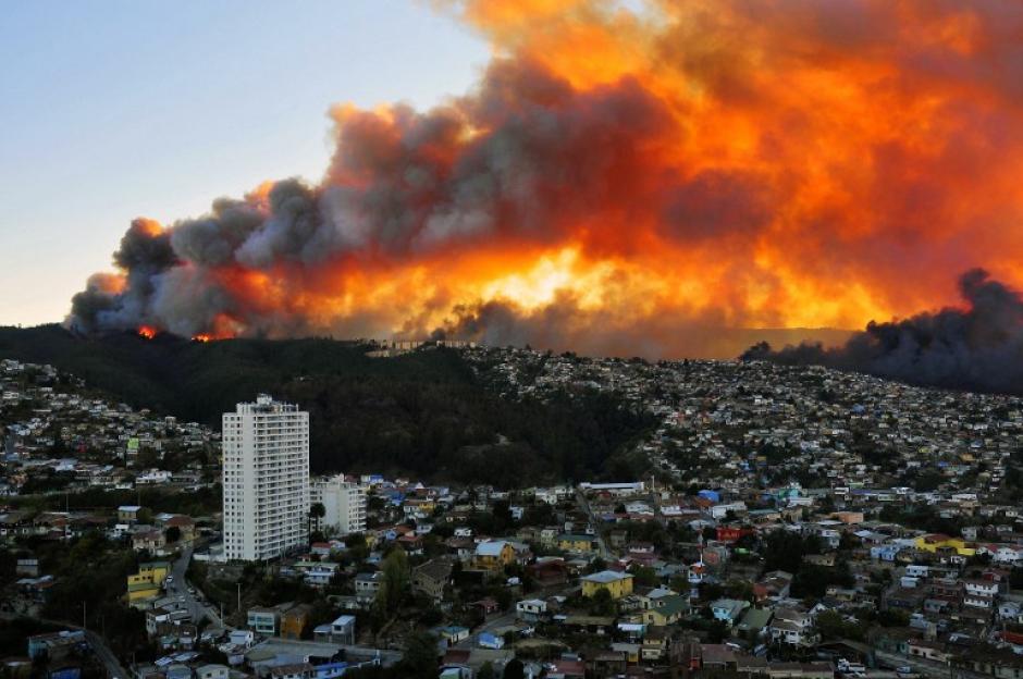 Un devastador incendio forestal afecta desde el s&aacute;bado al puerto de Valpara&iacute;so. El fuego comenz&oacute; en horas de la tarde en una zona conocida como camino La P&oacute;lvora. (Foto: EFE)