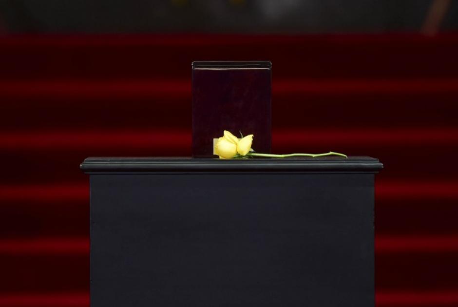 Una rosa amarilla - la flor favorita del escritor, Gabriel Garc&iacute;a M&aacute;rquez - que tan a menudo llevaba en la solapa para la buena suerte, se encuentra junto a la urna con sus cenizas, durante un homenaje que le rindi&oacute; en el Palacio de Bellas Artes en la Ciudad de M&eacute;xico el 21 de abril de 2014. M&eacute;xico se despide de lunes a su hijo adoptivo favorito. (Foto:AFP/ RONALDO SCHEMIDT)