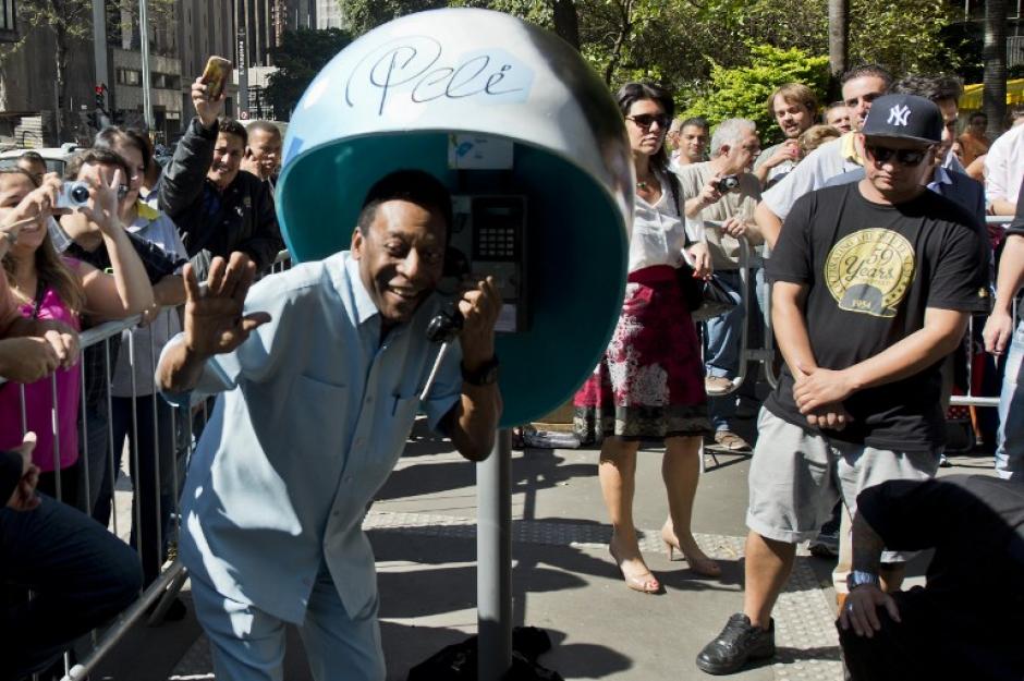 El ex astro de la selecci&oacute;n brasile&ntilde;a, Pel&eacute;, aparece en esta foto durante la presentaci&oacute;n de unas casetas telef&oacute;nicas en Brasil que llevan su rostro impreso. &nbsp;(Foto: AFP)