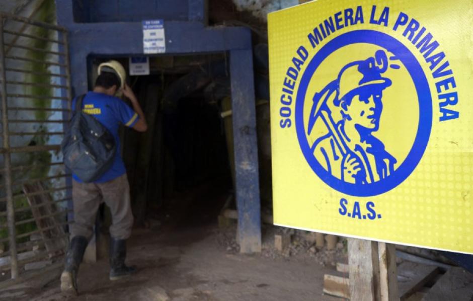Entrada a la mina "La Primavera", una mina de oro con licencia en el municipio de Segovia, departamento de Antioquia, Colombia. Colombia cuenta con m&aacute;s de 14.350 minas, m&aacute;s de la mitad de las cuales operan sin permisos adecuados. (Foto: AFP/Raul ARBOLEDA)