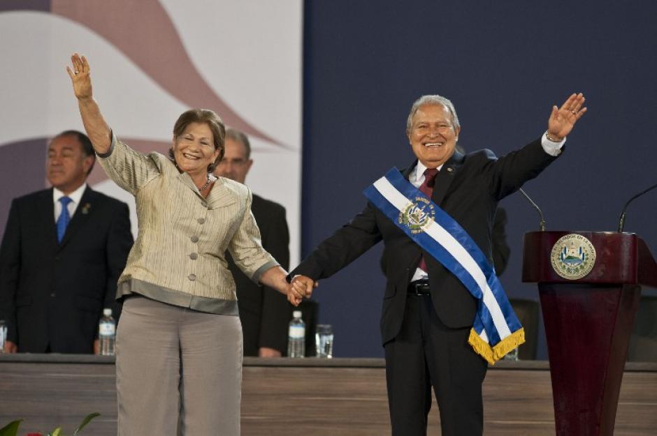 El nuevo presidente de El Salvador, Salvador Sánchez Cerén (derecha) y su esposa Margarita Villalta de Sánchez saludan a los asistentes a la toma de posesión. (Foto: AFP)