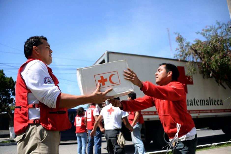 Miembros de la Cruz Roja descargan cajas con la ayuda de un cami&oacute;n, para las personas afectadas por el terremoto del d&iacute;a de ayer en el municipio de San Pedro Sacatep&eacute;quez, departamento de San Marcos. El gobierno central declarar&aacute; estado de calamidad. (Foto: AFP/Johan Ordo&ntilde;ez)