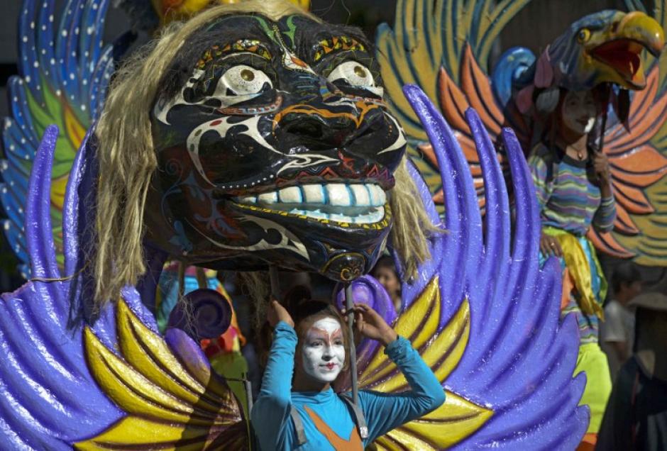 Artistas celebran la apertura del festival de Artes Esc&eacute;nicas en las calles de Medell&iacute;n, Colombia. (Foto: Raul Arboleda/AFP)