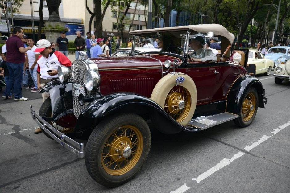 El de la capital mexicana "fue el desfile de autos cl&aacute;sicos m&aacute;s grandes del mundo". (Foto: AFP)&nbsp;
