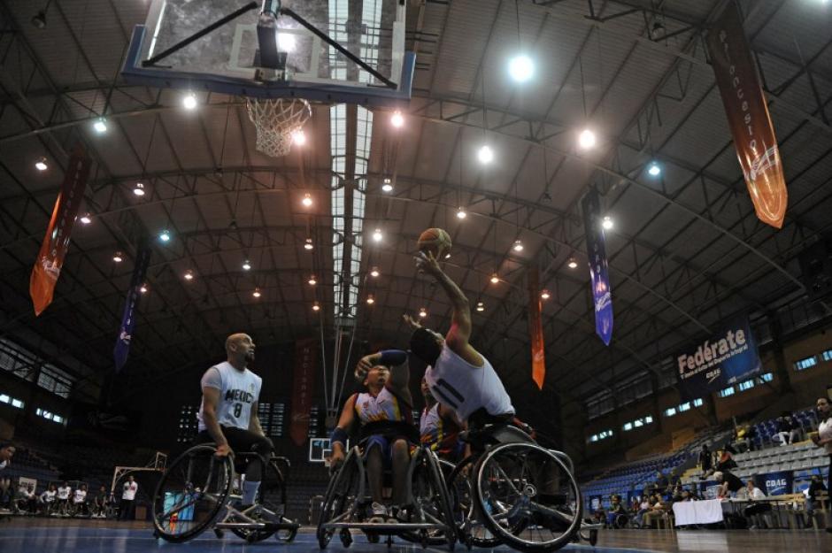 Sa&uacute;l Garc&iacute;a pelea un bal&oacute;n con Giovanny Gonz&aacute;lez durante el juego entre M&eacute;xico y Venezuela. (Foto: Johan Ord&oacute;&ntilde;ez/AFP)&nbsp;