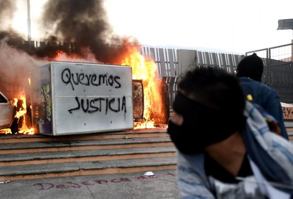 Estudiantes de la escuela de Ayotzinapa participaron en una protesta que se torno violenta luego de que se diera a conocer por parte de las autoridades la masacre de los 43 estudiantes desaparecidos. (Foto: Ronaldo Schemidt/AFP)&nbsp;