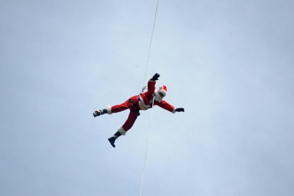 H&eacute;ctor Otoniel Chac&oacute;n se lanz&oacute; vestido de Santa Claus desde el Puente Las Vacas. (Foto: AFP)