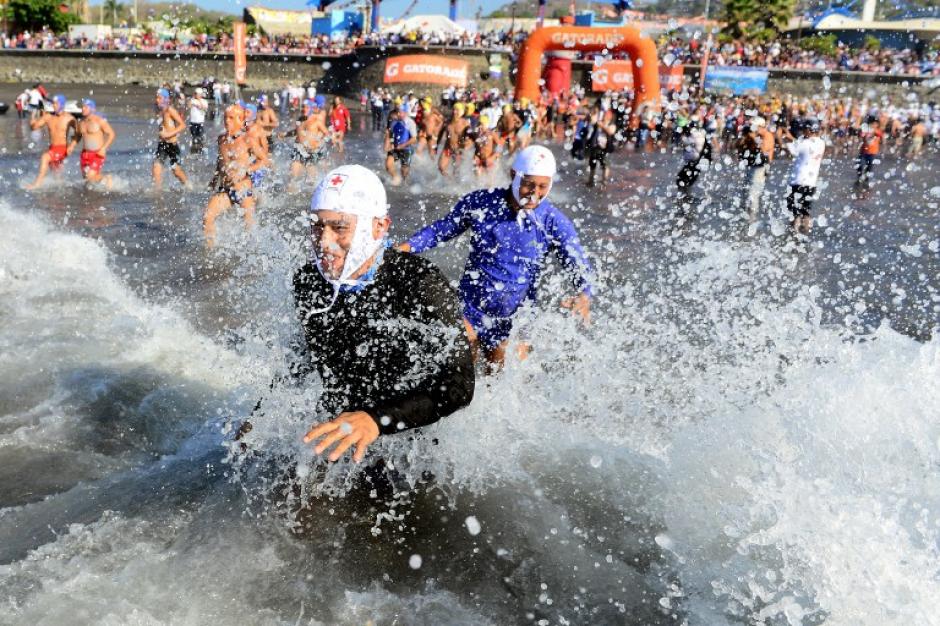 Salvavidas voluntarios participan en la 51 edici&oacute;n del &ldquo;Paso del Hombre&rdquo;, un evento en donde se mide las habilidades y resistencia de rescatistas en el mar. (Foto: Marvin Recinos/AFP)
