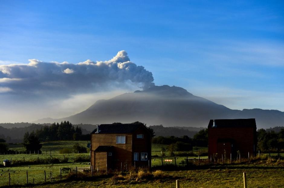 Muchos chilenos no perdieron la oportunidad de grabar la erupci&oacute;n del volc&aacute;n Calbuco, que ti&ntilde;&oacute; el cielo de gris y naranja ante su constante actividad. (Foto: AFP)&nbsp;