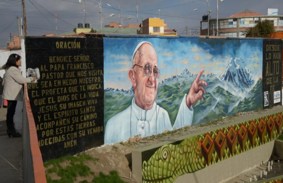 Un mural en Bolivia para darle la bienvenida al Papa Francisco. (Foto: AFP)