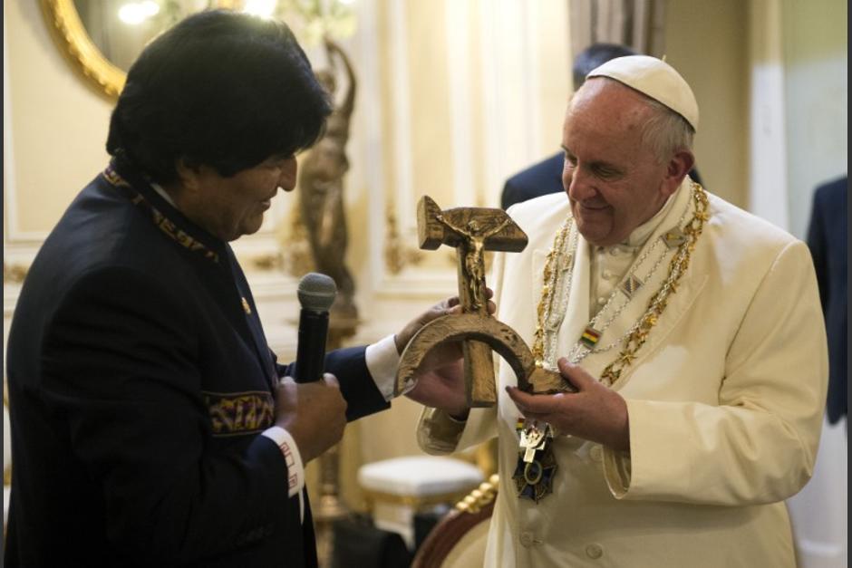 El presidente de Bolivia, Evo Morales, le entreg&oacute; al Papa a su llegada al pa&iacute;s un crucifijo tallado en una hoz y un martillo. (Foto:&nbsp;AFP)