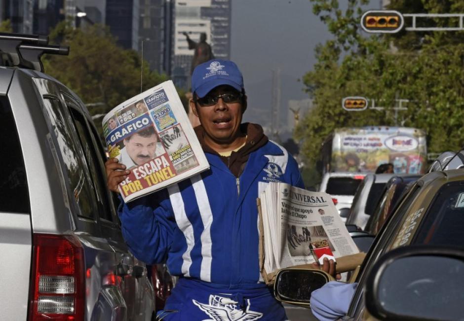 Un hombre vende peri&oacute;dicos en la Ciudad de M&eacute;xico el 13 de julio de 2015, la noticia sobre la fuga del capo mexicano Joaqu&iacute;n "El Chapo" Guzm&aacute;n de la prisi&oacute;n Altiplano es la portada de todos los medios del pa&iacute;s vecino. &nbsp;(Foto: AFP / ALFREDO ESTRELLA)
