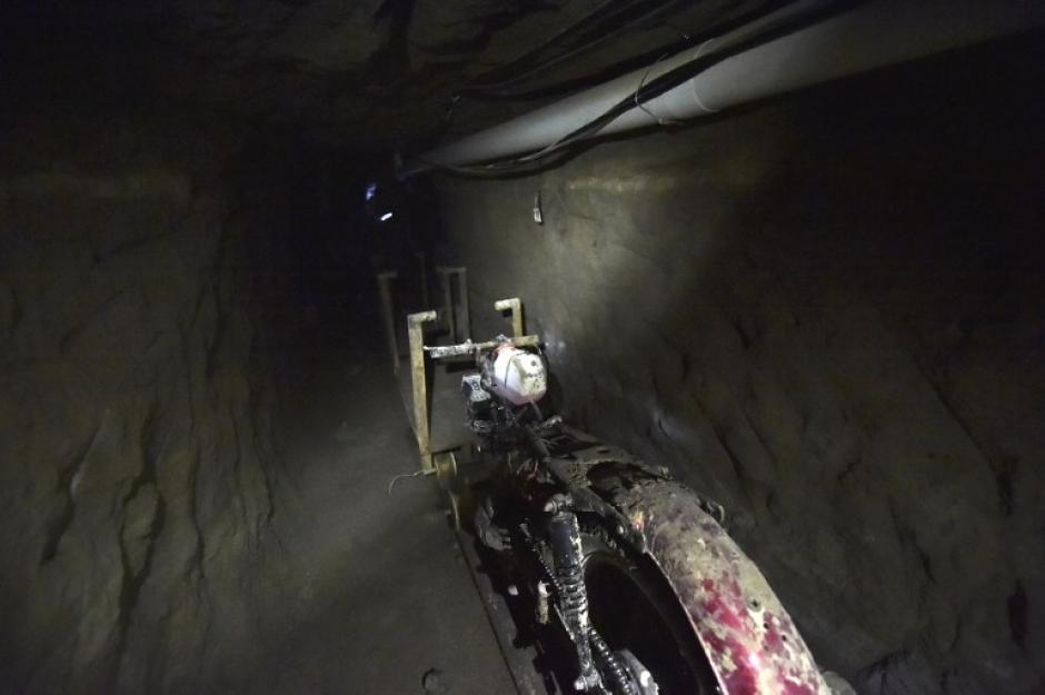 Los periodistas ingresaron al túnel por el que Joaquín Guzmán pudo escapar de prisión. En él encontraron distintos artefactos que se utilizaron para hacer el pasadizo. (Foto: AFP)