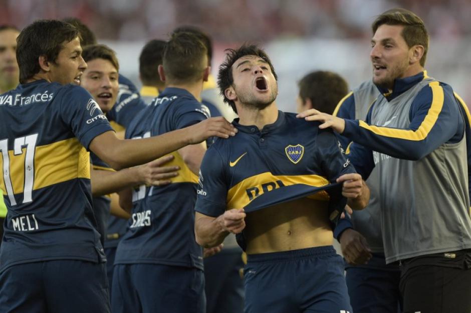 El centrocampista Nicolas Lodeiro celebra con sus compa&ntilde;eros tras poner a Boca Juniors a ganar 1-0 como visitante en el estadio Monumental ante River Plate. (Foto: AFP)
