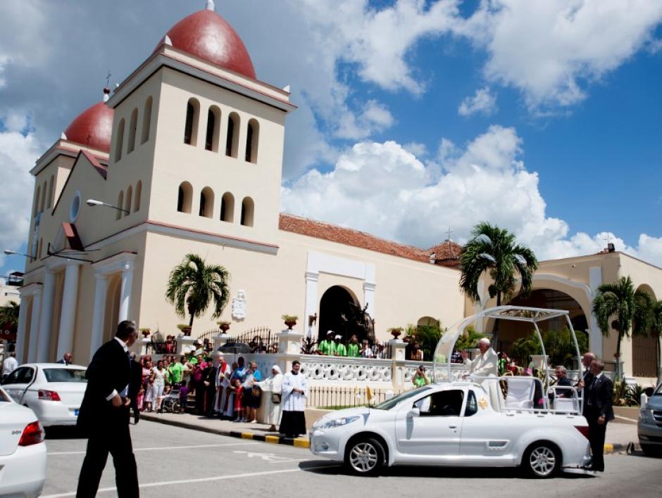 El Papa Francisco lleg&oacute; a Holgu&iacute;n, cuna del catolicismo en Cuba. (Foto: AFP)