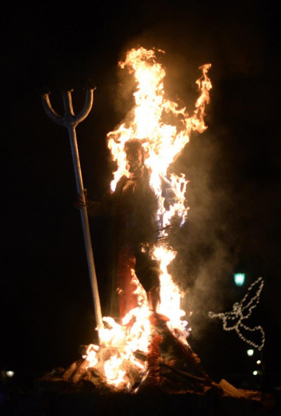 El tradicional Diablo fue quemado en Antigua Guatemala. (Foto: AFP/Johan Ordo&ntilde;ez)