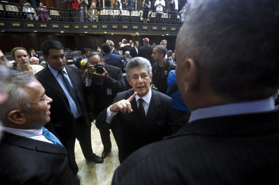 Henry Ramos Allup (C), nuevo presidente de la Asamblea Nacional de Venezuela, llega al parlamento en la toma de posesi&oacute;n. (Foto: Juan Barreto/AFP)