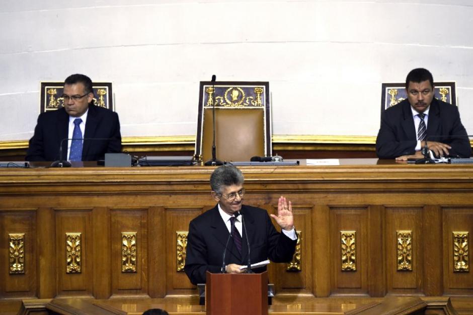 El nuevo presidente de la unicameral Asamblea Nacional de Venezuela (AN, Parlamento), el diputado opositor Henry Ramos Allup, se jurament&oacute; hoy &eacute;l mismo como titular del Legislativo y luego hizo lo propio con los dos vicepresidentes de la C&aacute;mara, tambi&eacute;n opositores. &nbsp;(Foto: &nbsp;AFP)&nbsp;