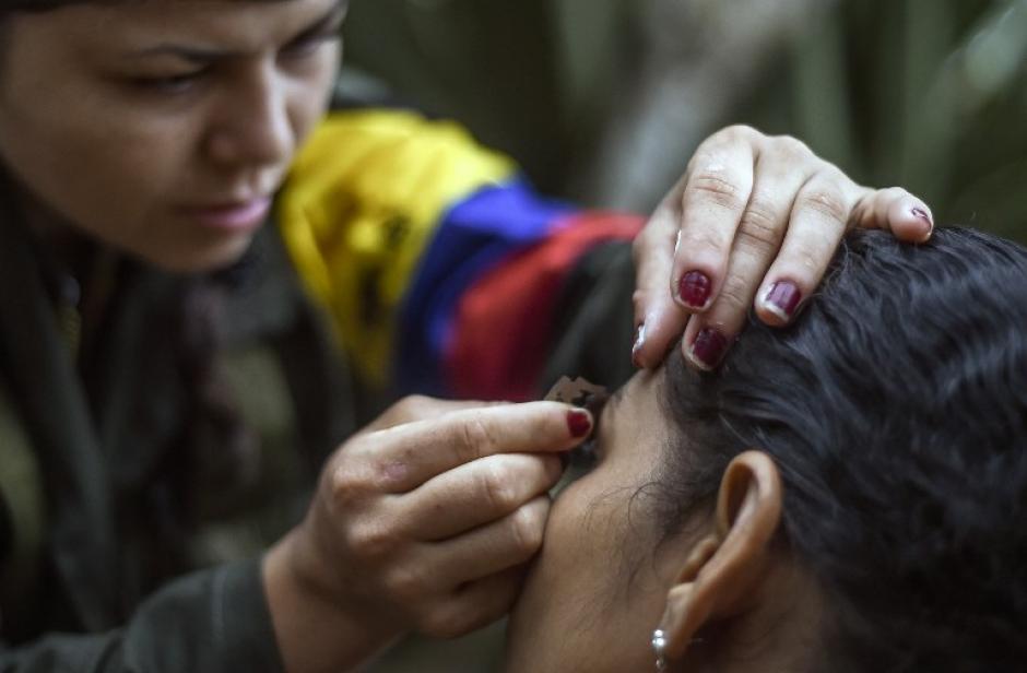 Las mujeres insurgentes se apoyan mutuamente en aspectos de belleza en zonas monta&ntilde;osas de Colombia. (Foto: AFP)
