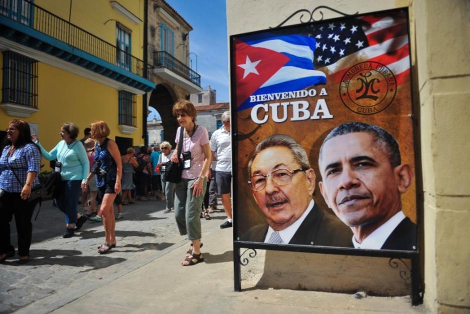 Turistas paseas por las calles de Cuba a donde llegar&aacute; el presidente Barack Obama. (Foto: AFP)&nbsp;