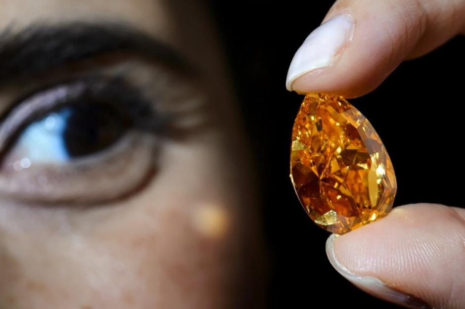 Un modelo muestra "la naranja", en forma de pera; este diamante anaranjado tiene 14,82 quilates. (Fabrice Coffrini/AFP)