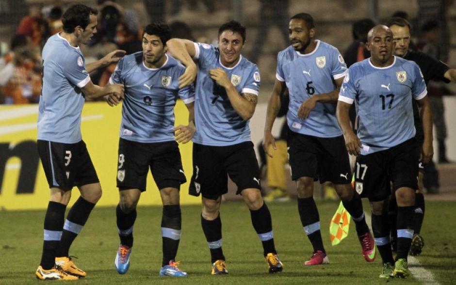 Uruguay se trajo un importante triunfo 5-0 de Amm&aacute;n ante Jordania y busca sellar su pase en Montevideo. (Foto: STR/AFP)
