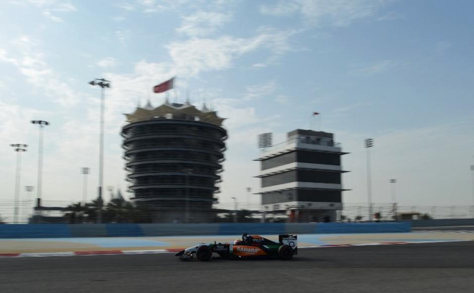 El piloto mexicano Sergio P&eacute;rez fue el m&aacute;s r&aacute;pido en las pr&aacute;cticas de Bar&eacute;in. (AFP)