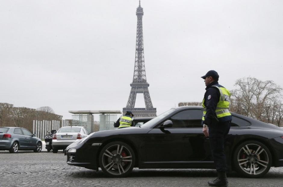 Oficiales de polic&iacute;a controlan la circulaci&oacute;n de autos frente de la Torre Eiffel, se permite la circulaci&oacute;n de veh&iacute;culos con placas que terminen en n&uacute;mero impar. (Foto:AFP)&nbsp;