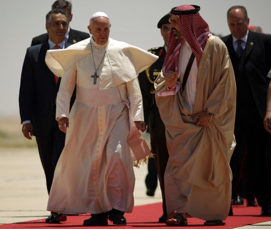 El papa Francisco es recibido por uno de los asesores del rey Abdullah Il, a su llegada al aeropuerto internacional de Marka en la capital de Jornadia. (Foto: AFP)&nbsp;&nbsp;