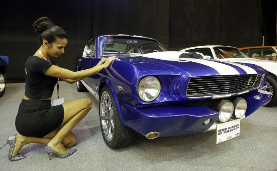 Una modelo posa junto a un Ford Mustang durante el L&iacute;bano Motorsport y Tuning Show 2014 en Jounieh, al norte de Beirut, el 31 de julio de 2014. La muestra exhibe m&aacute;s de 90 de algunos de los mejores veh&iacute;culos en el L&iacute;bano, incluyendo coches tuneados, veh&iacute;culos de gama alta, coches americanos del m&uacute;sculo y los 4x4 extremas, adem&aacute;s de m&aacute;s de 40 motocicletas. (Foto: AFP / JOSEPH EID)