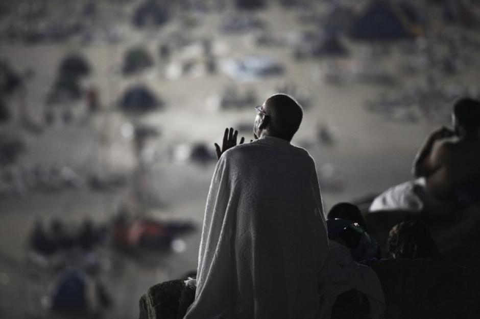 Un peregrino musulm&aacute;n reza, mientras participa en uno de los rituales del Hajj a &uacute;ltima hora del 3 de octubre de 2014 Los peregrinos realizan una serie de rituales durante el Hajj anual. (Foto: AFP/MOHAMMED AL-SHAIKH