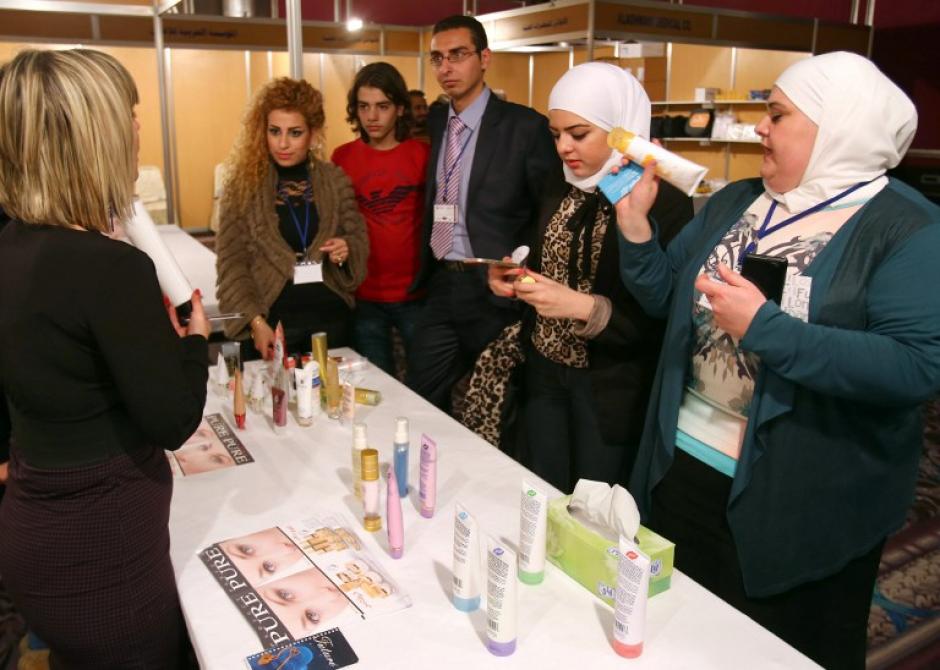 Sirios visitan un stand de belleza durante la primera exhibici&oacute;n de belleza y cuidado de la salud. (Foto: AFP PHOTO/YOUSSEF KARWASHAN)