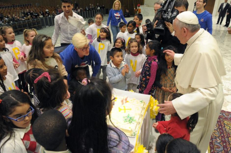 Los primeros en festejar al Papa Francisco fueron un grupo de ni&ntilde;os del dispensario Santa Marta que este domingo le llevaron un pastel de cumplea&ntilde;os. Foto AFP
