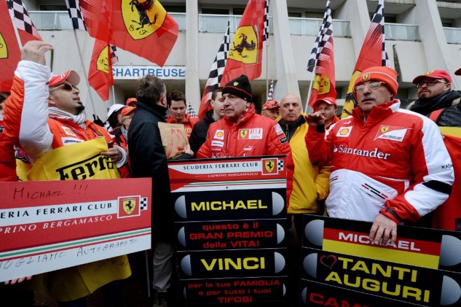 Frente al hospital Grenoble de Francia, fans de Schumacher y de la escuder&iacute;a Ferrari llegaron a desearle una pronta recuperaci&oacute;n este viernes d&iacute;a de su cumplea&ntilde;os. &nbsp;Foto AFP