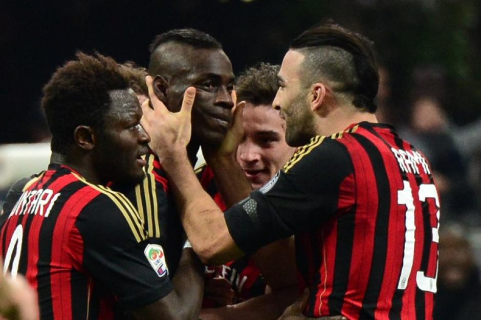 Mario Bolotelli es felicitado por sus compa&ntilde;eros, tras marcar el gol del triunfo del Milan. (AFP)