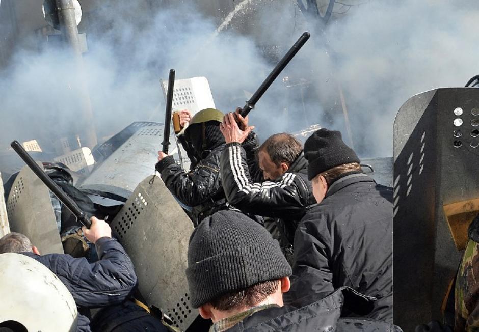 Los choques empezaron en la calle Grushevki cuando la polic&iacute;a intent&oacute; impedir el paso de una marcha multitudinaria convocada por la oposici&oacute;n para demandar que se restituya la Constituci&oacute;n de 2004. Foto AFP&nbsp;