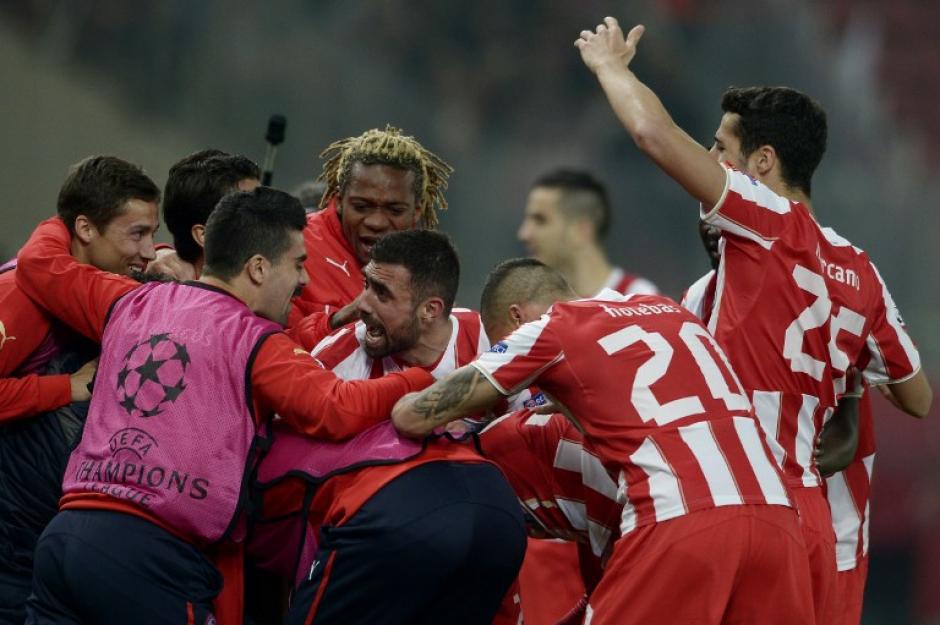 Los jugadores del Olympiakos griegos felicitan a Campbell tras anotar el 2-0. (Foto: AFP)