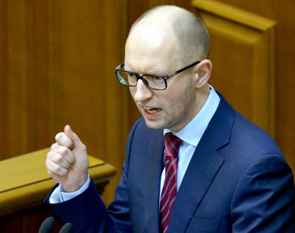 Yatseniuk reconoci&oacute; que el pa&iacute;s "se encuentra al borde del colapso pol&iacute;tico y econ&oacute;mico", defendi&oacute; su integridad territorial y abog&oacute; por la firma del Acuerdo de Asociaci&oacute;n con la Uni&oacute;n Europea, cuyo rechazo por Yanuk&oacute;vich desat&oacute; la crisis a fines del a&ntilde;o pasado. (Foto: AFP)&nbsp;