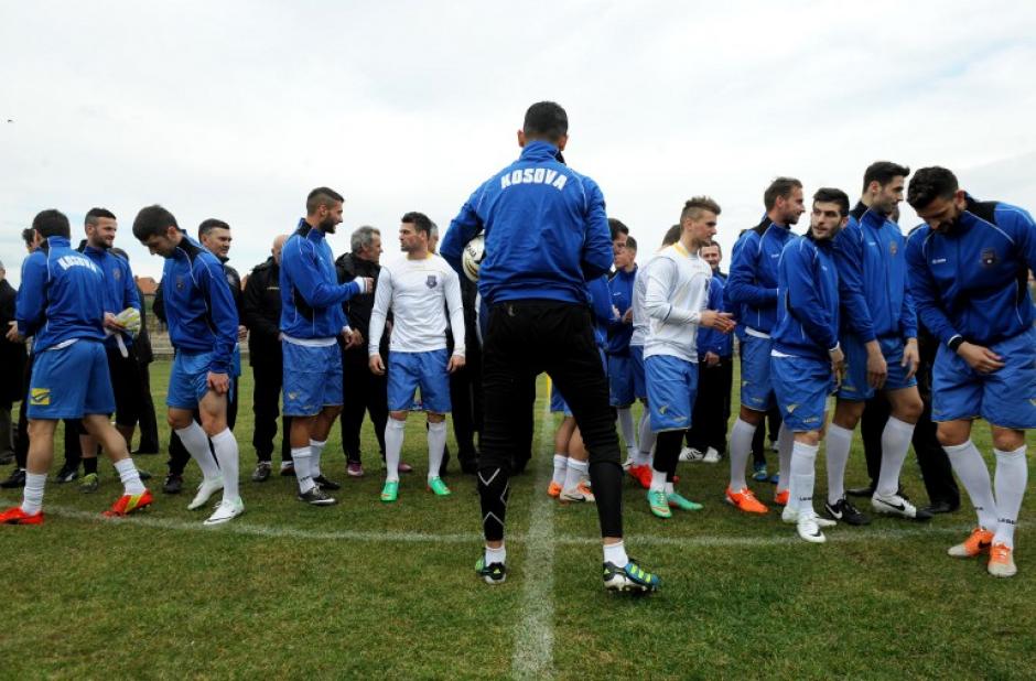 La selecci&oacute;n nacional de f&uacute;tbol de Kosovo en entrenamiento previ&oacute; al partido, las entradas para el encuentro se vendieron en cuatro horas. (Foto:AFP)
