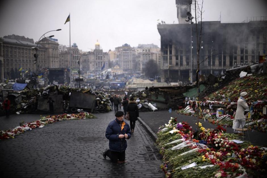 Un hombre reza en la Plaza de la Independencia, en el centro de Kiev. (Foto:AFP)&nbsp;