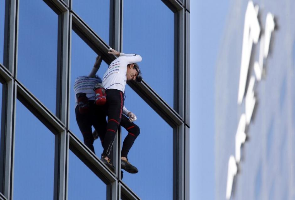 Alain Robert escaló una torre de 186 metros en París. (Foto: AFP)