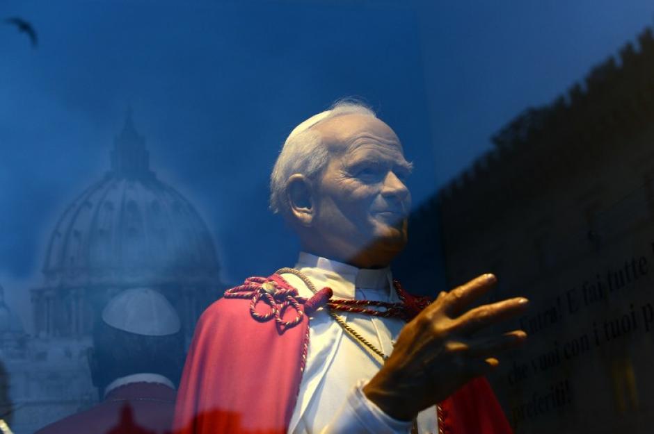 La efigie de Papa Juan Pablo II se representa en el museo de cera de la Roma. Los papas Juan Pablo II y de Juan XXIII se har&aacute;n santos en una ceremonia conjunta sin precedentes el 27 de abril de 2014 en un intento por unificar Cat&oacute;lica conservadores y liberales. &nbsp;(Foto: (AFP/GABRIEL BOUYS)