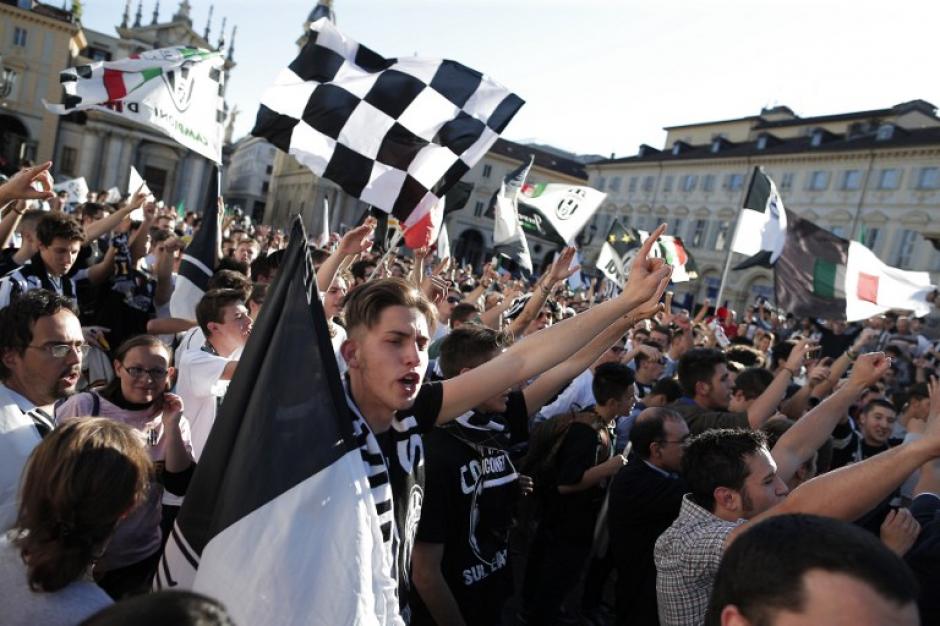 Seguidores del Juventus salieron a las calles para celebrar la derrota de la Roma que les dio el t&iacute;tulo de manera matem&aacute;tica. (Foto: AFP)