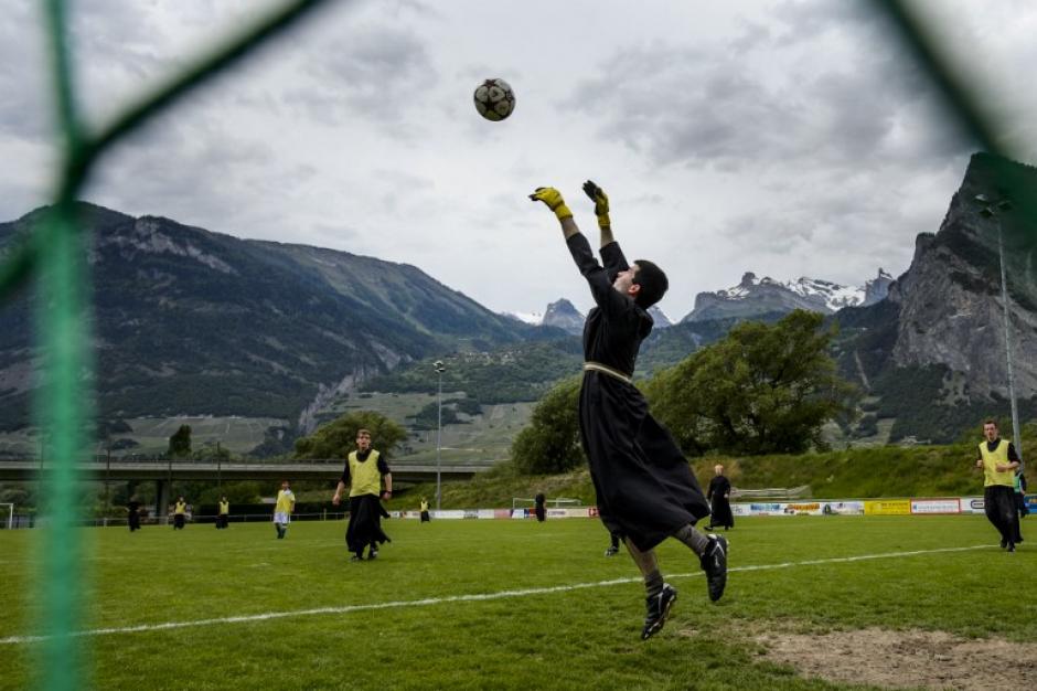 Miembros del Seminario Internacional de San P&iacute;o X vistiendo la sotana durante un partido de f&uacute;tbol en Riddes, Suiza Occidental. (Foto:&nbsp;&nbsp;AFP/FABRICE COFFRINI)
