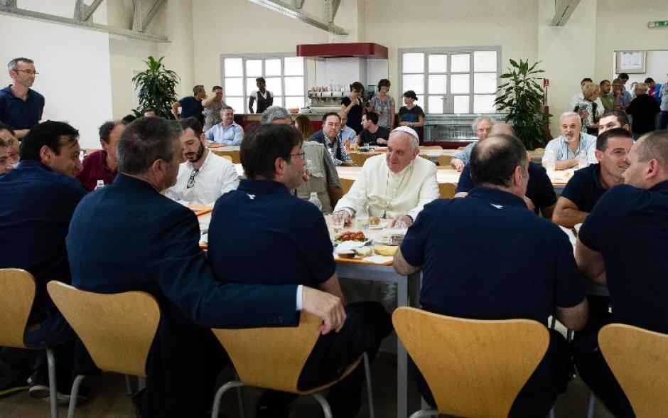 El pont&iacute;fice argentino caus&oacute; sorpresa entre los trabajadores del Vaticano, seg&uacute;n inform&oacute; el diario, cuando decidi&oacute; este mediod&iacute;a almorzar en una de las cantinas de la Santa Sede y esperar como el resto de los empleados para servirse la comida en una bandeja. (Foto: AFP)